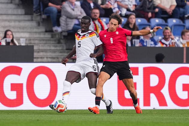 06.10.2026, xydrx, Herren, Fußball, Länderspiel, U21, U 21 EM-Qualifikation, Deutchland - Georgien, Saison 2026 2027, Schüco Arena: Joshua Quarshie (GER, 5) im Zweikampf gegen Diego Deisadze (GEO, 9) DFB regulations prohibit any use of photographs as image sequences and or quasi-video. Copyright: HMBxMedia YannisxDreimann