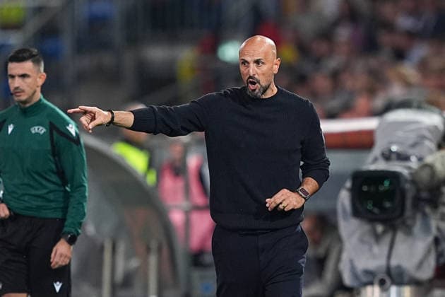 06.10.2026, xydrx, Herren, Fußball, Länderspiel, U21, U 21 EM-Qualifikation, Deutchland - Georgien, Saison 2026 2027, Schüco Arena: Antonio DI Salvo (Cheftrainer GER U21) gibt gestikulierend Anweisungen DFB regulations prohibit any use of photographs as image sequences and or quasi-video. Copyright: HMBxMedia YannisxDreimann