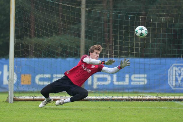 Deutschland: Fussball, Trainingseinheit, 3. Liga, Saison 2026-2027, NVB-Campus, SV Meppen, Dienstag, 06.10.2026, Vormittagstraining: Timo Schmitz (SV Meppen, 30) pariert Ball Copyright: xLennxLübbersx