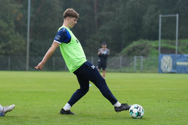 Deutschland: Fussball, Trainingseinheit, 3. Liga, Saison 2026-2027, NVB-Campus, SV Meppen, Dienstag, 06.10.2026, Vormittagstraining: Henrik Wittrock (SV Meppen, 24) passt den Ball Copyright: xLennxLübbersx