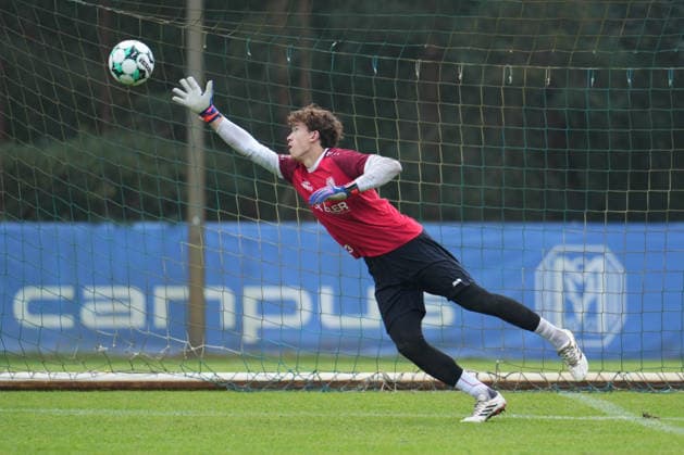 Deutschland: Fussball, Trainingseinheit, 3. Liga, Saison 2026-2027, NVB-Campus, SV Meppen, Dienstag, 06.10.2026, Vormittagstraining: Timo Schmitz (SV Meppen, 30) pariert Ball beim Torschuss Copyright: xLennxLübbersx
