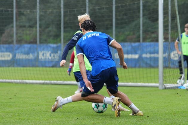 Deutschland: Fussball, Trainingseinheit, 3. Liga, Saison 2026-2027, NVB-Campus, SV Meppen, Dienstag, 06.10.2026, Vormittagstraining: Niclas Nadj (SV Meppen, 40) im Dribbling gegen Luca Prasse (SV Meppen, 31) Copyright: xLennxLübbersx