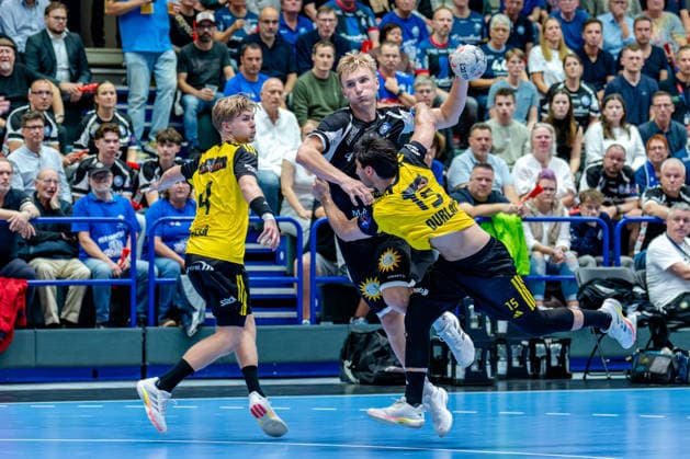 Solingen, 06.10.2026, Handball, Herren, EHF, European League, Gruppenphase, 2. Spieltag, 2026 2027, Bergischer HC - IK Sävehof Zeb Bjerneld (Bergischer HC, 33) im Zweikampf mit Sebastian Durlanu (IK Sävehof, 15)