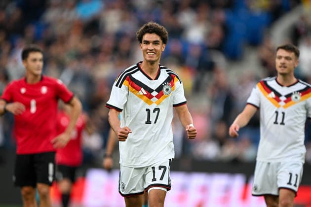 U21, U 21 Laenderspiel - 26 27 - Deutschland - Georgien am 06.10.2026 in der SchücoArena in Bielefeld Jubel, Torjubel, Torschuetze, Torschütze Noah Darvich (Deustchland) jubelt nach seinem Tor zum 1:0.