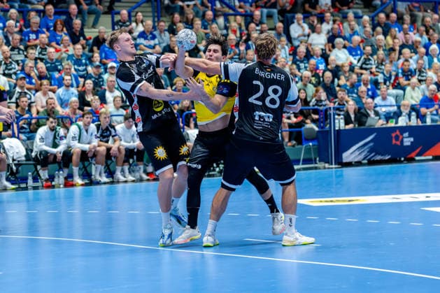 Solingen, 06.10.2026, Handball, Herren, EHF, European League, Gruppenphase, 2. Spieltag, 2026 2027, Bergischer HC - IK Sävehof Sebastian Durlanu (IK Sävehof, 15) im Zweikampf mit Tom Bergner (Bergischer HC, 28) und Nico Schöttle (Bergischer HC, 8)