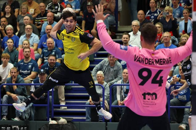 v.l. Sebastian Durlanu (IK Saevehof 15), Kristian van der Merwe (Bergischer HC 94) GER, Bergischer HC06 vs. IK Saevehof, Handball, EHF Europa League 2026 27, 2. Spieltag, Spielzeit 2026 2027, 06.10.2026 GER, Bergischer HC06 vs. IK Saevehof, Handball, EHF Europa League 2026 27, 2. Spieltag, Spielzeit 2026 2027, 06.10.2026 Solingen-Mitte Copyright: xEibner-Pressefoto ThomasxStoeckerx EP_TSR