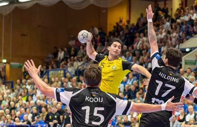 v.l. Lars Kooij (Bergischer HC 15), Sebastian Durlanu (IK Saevehof 15), Tim Hilding (Bergischer HC 17) GER, Bergischer HC06 vs. IK Saevehof, Handball, EHF Europa League 2026 27, 2. Spieltag, Spielzeit 2026 2027, 06.10.2026 GER, Bergischer HC06 vs. IK Saevehof, Handball, EHF Europa League 2026 27, 2. Spieltag, Spielzeit 2026 2027, 06.10.2026 Solingen-Mitte Copyright: xEibner-Pressefoto ThomasxStoeckerx EP_TSR