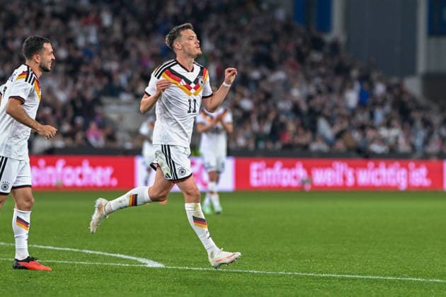 U21, U 21 Laenderspiel - 26 27 - Deutschland - Georgien am 06.10.2026 in der SchücoArena in Bielefeld Jubel, Torjubel, Torschuetze, Torschütze Dzenan Pejcinovic (Deustchland) jubelt nach seinem Tor zum 2:0.