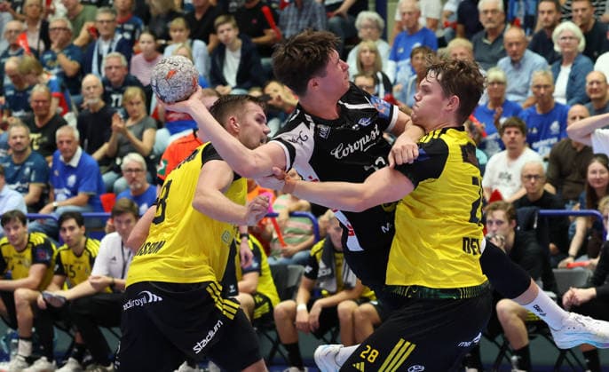 v.l. Birgir Steinn Jonsson (IK Saevehof 08), Soeren Steinhaus (Bergischer HC 53), Janne Delkvist (IK Saevehof 28) GER, Bergischer HC06 vs. IK Saevehof, Handball, EHF Europa League 2026 27, 2. Spieltag, Spielzeit 2026 2027, 06.10.2026 GER, Bergischer HC06 vs. IK Saevehof, Handball, EHF Europa League 2026 27, 2. Spieltag, Spielzeit 2026 2027, 06.10.2026 Solingen-Mitte Copyright: xEibner-Pressefoto ThomasxStoeckerx EP_TSR
