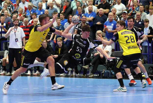 v.l. Birgir Steinn Jonsson (IK Saevehof 08), Soeren Steinhaus (Bergischer HC 53), Janne Delkvist (IK Saevehof 28) GER, Bergischer HC06 vs. IK Saevehof, Handball, EHF Europa League 2026 27, 2. Spieltag, Spielzeit 2026 2027, 06.10.2026 GER, Bergischer HC06 vs. IK Saevehof, Handball, EHF Europa League 2026 27, 2. Spieltag, Spielzeit 2026 2027, 06.10.2026 Solingen-Mitte Copyright: xEibner-Pressefoto ThomasxStoeckerx EP_TSR