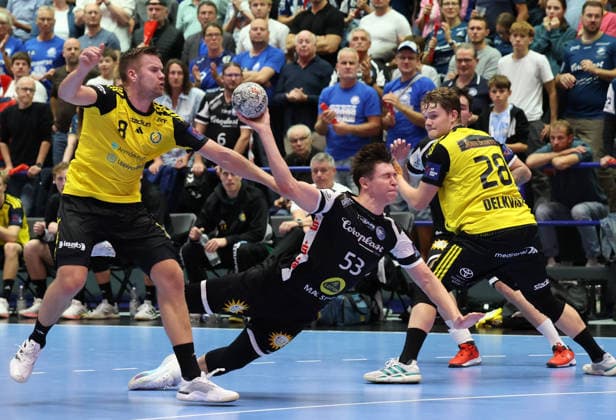 v.l. Birgir Steinn Jonsson (IK Saevehof 08), Soeren Steinhaus (Bergischer HC 53), Janne Delkvist (IK Saevehof 28) GER, Bergischer HC06 vs. IK Saevehof, Handball, EHF Europa League 2026 27, 2. Spieltag, Spielzeit 2026 2027, 06.10.2026 GER, Bergischer HC06 vs. IK Saevehof, Handball, EHF Europa League 2026 27, 2. Spieltag, Spielzeit 2026 2027, 06.10.2026 Solingen-Mitte Copyright: xEibner-Pressefoto ThomasxStoeckerx EP_TSR