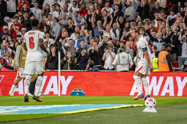 06.10.2026, xdaymx, Fussball Nations League, England - Tschechien. vl. Marc Guà hi (England) feiert mit Harry Kane (England), der das 3:0 nach einem Kopfball erzielt. Im Hintergrund sind feiernde Fans. London