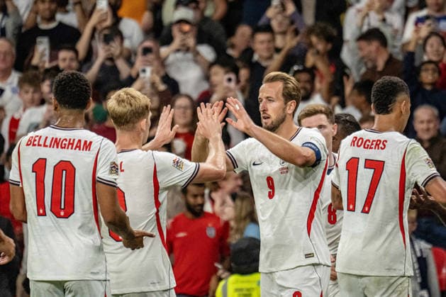 06.10.2026, xdaymx, Fussball Nations League, England - Tschechien. Harry Kane (England) wird von der Mannschaft nach seinem 3:0 gefeiert. London