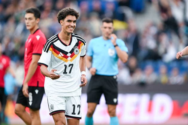 U21, U 21 Laenderspiel - 26 27 - Deutschland - Georgien am 06.10.2026 in der SchücoArena in Bielefeld Jubel, Torjubel, Torschuetze, Torschütze Noah Darvich (Deustchland) jubelt nach seinem Tor zum 1:0.