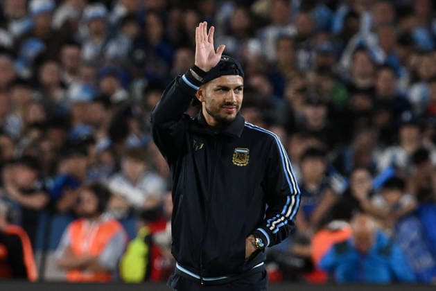 Lionel Messi farewell match BUENOS AIRES, ARGENTINA - OCTOBER 6: Leandro Paredes of Argentina previous at Lionel Messi farewell match with the national team, Nationalteam at the International Friendly, Länderspiel, Nationalmannschaft match between Argentina Vs Benin at Monumental Stadium on October 6, 2026 in Buenos Aires, Argentina. Buenos Aires Estadio Monumental Antonio Liberti Buenos Aires Argentina Copyright: xIMAGOx xPhotoCero5x xLucianoxBisbalx