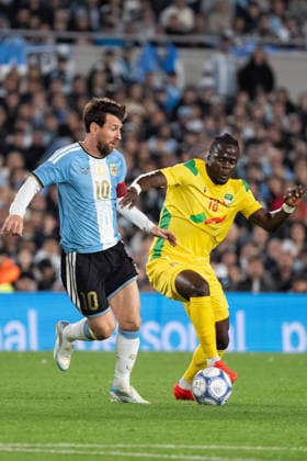 BUENOS AIRES, ARGENTINA - OCTOBER 06: Lionel Messi of Argentina (L) runs with the ball under pressure from Junior Olaitan of Benin (R) during the International Friendly, Länderspiel, Nationalmannschaft football match between Argentina and Benin at Estadio Monumental Antonio V. Liberti on October 06, 2026 in Buenos Aires, Argentina. (Photo by Richard Callis Sports Press Photo) Copyright: xRichardxCallis SportsxPressxPhotox Sportspressphoto_SPR247870
