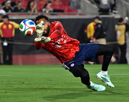 Futbol, Mexico vs Chile Partido amistoso en EEUU 2026. El jugador de Chile, Lawrence Vigouroux es fotografiado durante el partido amistoso frente a Mexico, disputado en el estadio Los Angeles Memorial Coliseum en California, EEUU. 06 10 2026 Julio Diaz Photosport Football, Mexico vs Chile Friendly match in EEUU, 2026. Chilean player Lawrence Vigouroux is photographed during a friendly match played at the Los Angeles Memorial Coliseum in California, EEUU. 06 10 2026 Julio Diaz Photosport Mexico vs Chile, amistoso en EEUU, 2026
