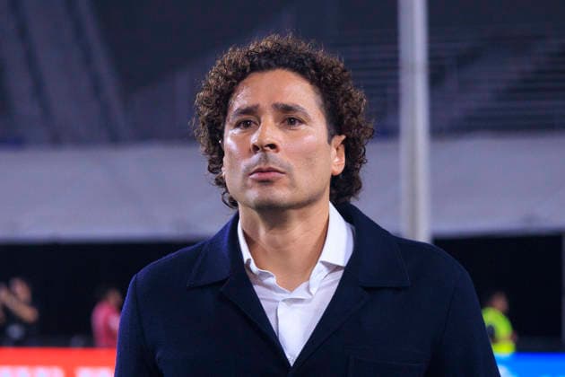 October 6, 2026, Los Angeles, California, USA: Guillermo Ochoa is honored during a ceremony prior to the International Friendly, Länderspiel, Nationalmannschaft match between Mexico and Chile at the Los Angeles Memorial Coliseum on Tuesday October 6, 2026 in Los Angeles, California. ARIANA RUIZ PI Mexico Vs. Chile - ZUMAp124 20261006_zaa_p124_053 Copyright: xArianaxRuizx