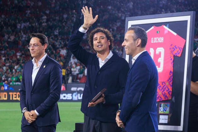 October 6, 2026, Los Angeles, California, USA: Guillermo Ochoa is honored during a ceremony prior to the International Friendly, Länderspiel, Nationalmannschaft match between Mexico and Chile at the Los Angeles Memorial Coliseum on Tuesday October 6, 2026 in Los Angeles, California. ARIANA RUIZ PI Mexico Vs. Chile - ZUMAp124 20261006_zaa_p124_054 Copyright: xArianaxRuizx