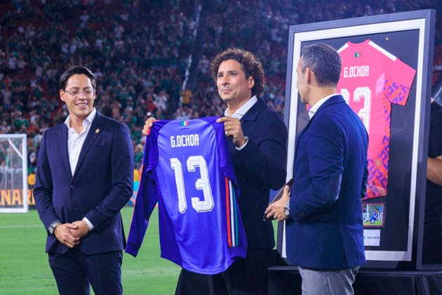 October 6, 2026, Los Angeles, California, USA: Guillermo Ochoa is honored during a ceremony prior to the International Friendly, Länderspiel, Nationalmannschaft match between Mexico and Chile at the Los Angeles Memorial Coliseum on Tuesday October 6, 2026 in Los Angeles, California. ARIANA RUIZ PI Mexico Vs. Chile - ZUMAp124 20261006_zaa_p124_058 Copyright: xArianaxRuizx