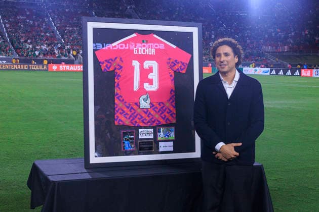 October 6, 2026, Los Angeles, California, USA: Guillermo Ochoa is honored during a ceremony prior to the International Friendly, Länderspiel, Nationalmannschaft match between Mexico and Chile at the Los Angeles Memorial Coliseum on Tuesday October 6, 2026 in Los Angeles, California. ARIANA RUIZ PI Mexico Vs. Chile - ZUMAp124 20261006_zaa_p124_059 Copyright: xArianaxRuizx