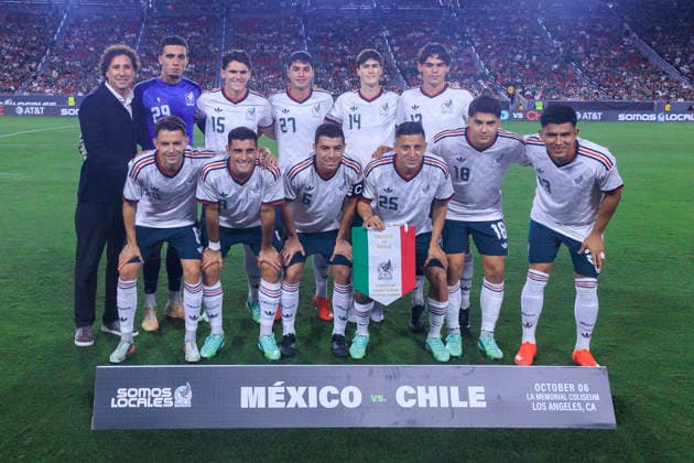October 6, 2026, Los Angeles, California, USA: Guillermo Ochoa stands with the Mexican national team, Nationalteam during their team photo prior to their International Friendly, Länderspiel, Nationalmannschaft match against Chile at the Los Angeles Memorial Coliseum on Tuesday October 6, 2026 in Los Angeles, California. ARIANA RUIZ PI Mexico Vs. Chile - ZUMAp124 20261006_zaa_p124_060 Copyright: xArianaxRuizx