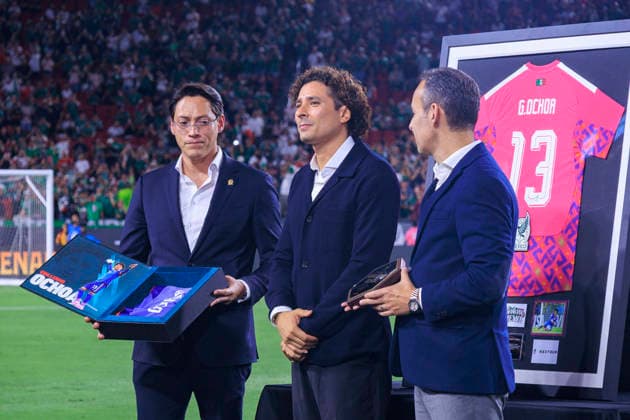 October 6, 2026, Los Angeles, California, USA: Guillermo Ochoa is honored during a ceremony prior to the International Friendly, Länderspiel, Nationalmannschaft match between Mexico and Chile at the Los Angeles Memorial Coliseum on Tuesday October 6, 2026 in Los Angeles, California. ARIANA RUIZ PI Mexico Vs. Chile - ZUMAp124 20261006_zaa_p124_064 Copyright: xArianaxRuizx