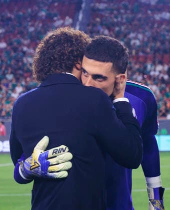 October 6, 2026, Los Angeles, California, USA: Guillermo Ochoa embraces starting goalkeeper, Alex Padilla 29 of Mexico prior to their International Friendly, Länderspiel, Nationalmannschaft match against Chile at the Los Angeles Memorial Coliseum on Tuesday October 6, 2026 in Los Angeles, California. ARIANA RUIZ PI Mexico Vs. Chile - ZUMAp124 20261006_zaa_p124_073 Copyright: xArianaxRuizx