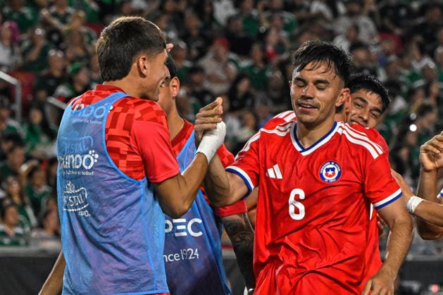 Futbol, Mexico vs Chile Partido amistoso en EEUU 2026. El jugador de Chile Vicente Pizarro, celebra con sus companeros, tras marcar un gol contra Mexico durante el partido amistoso frente a Mexico, disputado en el estadio Los Angeles Memorial Coliseum en California, EEUU. 06 10 2026 Julio Diaz Photosport Football, Mexico vs Chile Friendly match in EEUU, 2026. Chilean player Vicente Pizarro celebrates with his teammates after scoring a goal against Mexico during a friendly match played at the Los Angeles Memorial Coliseum in California., EEUU. 06 10 2026 Julio Diaz Photosport Mexico vs Chile, amistoso en EEUU, 2026