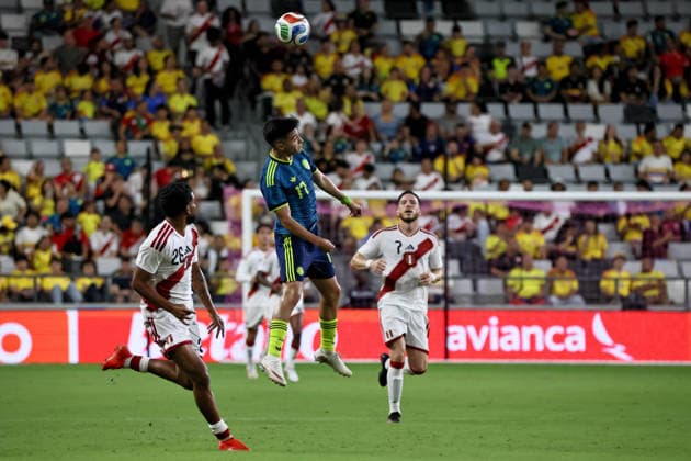 MIAMI, FL - OCTOBER 06: Samuel Velasquez 17 of Colombia jumps and heads a ball during an International Friendly, Länderspiel, Nationalmannschaft soccer match between Colombia and Peru at NU Stadium on October 06, 2026 in Miami, Florida.(Photo by Chris Arjoon Icon Sportswire) SOCCER: OCT 06 Colombia vs Peru EDITORIAL USE ONLY Icon2610060000024