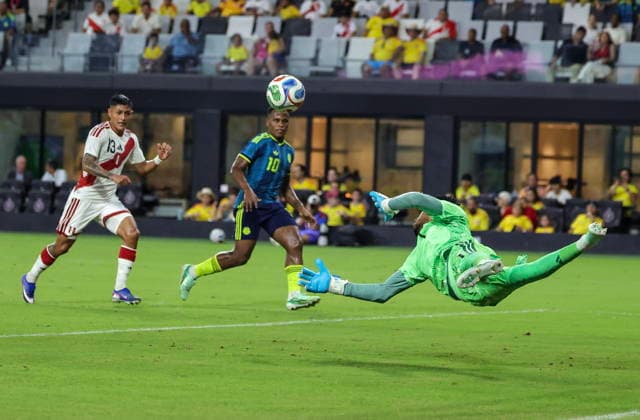 International soccer friendly - Colombia vs. Peru epaselect Peru goalkeeper Pedro Gallese (R) in action against Colombia midfielder Jhon Arias (C) during the international soccer friendly between Colombia and Peru at Nu Stadium in Miami, Florida, USA, 06 October 2026. MIAMI FLORIDA United States Copyright: xCRISTOBALxHERRERA-ULASHKEVICHx