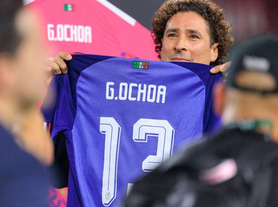 October 6, 2026, Los Angeles, California, USA: Mexico goalkeeper Guillermo Ochoa is honored during the â€oeThank You, Memo†retirement ceremony prior to the International Friendly, Länderspiel, Nationalmannschaft match between Mexico and Chile at the Los Angeles Memorial Coliseum on Tuesday, October 6, 2026, in Los Angeles, California. JAVIER ROJAS PI Los Angeles USA - ZUMAp124 20261006_zaa_p124_083 Copyright: xJavierxRojasx