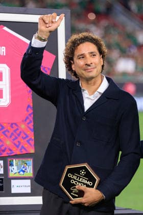 October 6, 2026, Los Angeles, California, USA: Mexico goalkeeper Guillermo Ochoa is honored during the â€oeThank You, Memo†retirement ceremony prior to the International Friendly, Länderspiel, Nationalmannschaft match between Mexico and Chile at the Los Angeles Memorial Coliseum on Tuesday, October 6, 2026, in Los Angeles, California. JAVIER ROJAS PI Los Angeles USA - ZUMAp124 20261006_zaa_p124_084 Copyright: xJavierxRojasx