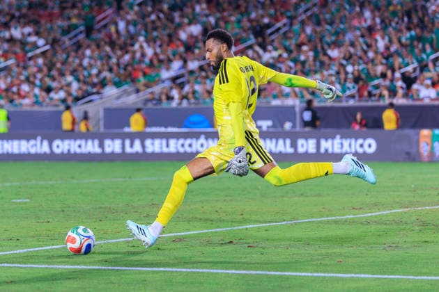 October 6, 2026, Los Angeles, California, USA: Goalkeeper, Lawrence Vigouroux 12 of Chile passes the ball during an International Friendly, Länderspiel, Nationalmannschaft match against Mexico at the Los Angeles Memorial Coliseum on Tuesday October 6, 2026 in Los Angeles, California. Mexico loses to Chile, 0-2. ARIANA RUIZ PI Mexico Vs. Chile - ZUMAp124 20261006_zaa_p124_094 Copyright: xArianaxRuizx