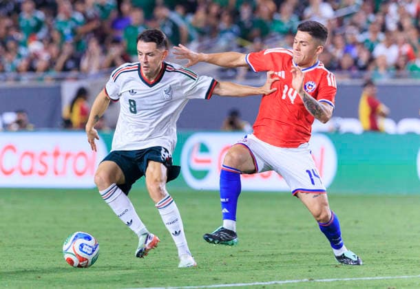 October 6, 2026, Los Angeles, California, USA: Alvaro Fidalgo 8 of Mexico fends off Victor Mendez 14 of Chile during an International Friendly, Länderspiel, Nationalmannschaft at the Los Angeles Memorial Coliseum on Tuesday October 6, 2026 in Los Angeles, California. Mexico loses to Chile, 0-2. ARIANA RUIZ PI Mexico Vs. Chile - ZUMAp124 20261006_zaa_p124_108 Copyright: xArianaxRuizx