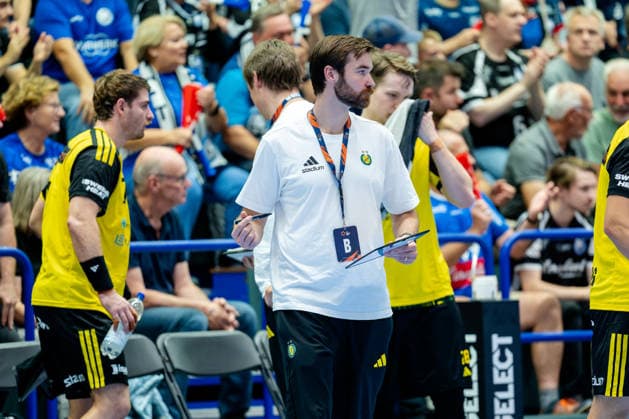 Solingen, 06.10.2026, Handball, Herren, EHF, European League, Gruppenphase, 2. Spieltag, 2026 2027, Bergischer HC - IK Sävehof Linus Ekman (Trainer IK Sävehof) bereit eine Auszeit vor Solingen Klingenhalle NRW Germany