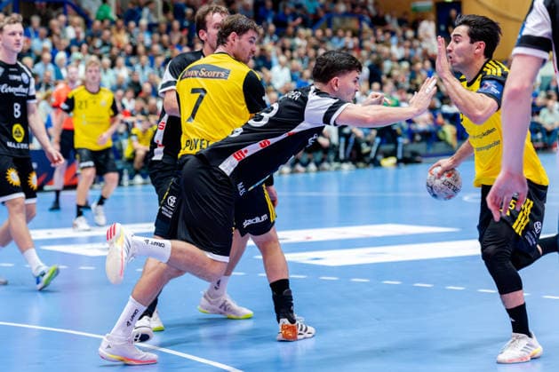 Solingen, 06.10.2026, Handball, Herren, EHF, European League, Gruppenphase, 2. Spieltag, 2026 2027, Bergischer HC - IK Sävehof Sebastian Durlanu (IK Sävehof, 15) im Zweikampf mit Janik Schrader (Bergischer HC, 23) Solingen Klingenhalle NRW Germany