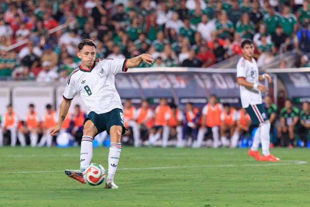 October 6, 2026, Los Angeles, California, USA: Alvaro Fidalgo 8 of Mexico passes the ball during an International Friendly, Länderspiel, Nationalmannschaft match against Chile at Los Angeles Memorial Coliseum on Tuesday, October 6, 2026, in Los Angeles, California. Mexico loses to Chile, 0-2. JAVIER ROJAS PI Los Angeles USA - ZUMAp124 20261006_zaa_p124_133 Copyright: xJavierxRojasx