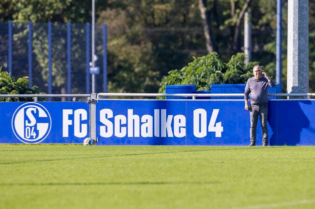 07.10.2026, Fussball, Training des FC Schalke 04. Scout Manfred Manni Dubski (FC Schalke 04). Gelsenkirchen Trainingsgelände FC Schalke 04 NRW Deutschland xRHR-FOTO YYx Copyright: RHR-FOTOx RHR-FOTO YY