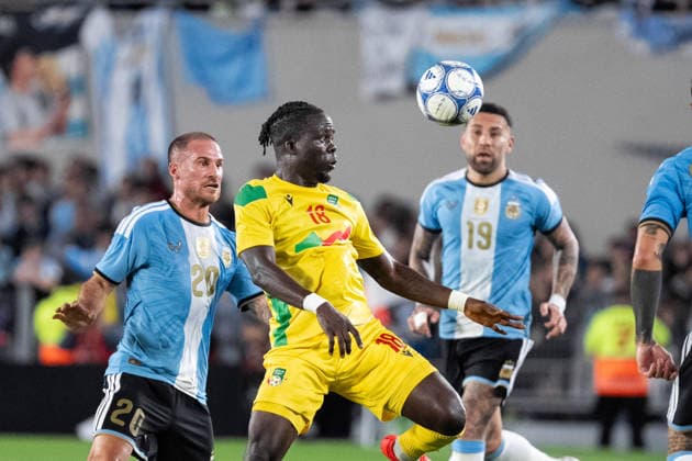 BUENOS AIRES, ARGENTINA - OCTOBER 6: Junior Olaitan of Benin (C) controls the ball under pressure from Alexis Mac Allister of Argentina (E) during the International Friendly, Länderspiel, Nationalmannschaft football match between Argentina and Benin at the Estadio Monumental Antonio V. Liberti on October 6, 2026, in Buenos Aires, Argentina. Richard Callis Fotoarena (Richard Callis SPP) Copyright: xRichardxCallisx xSPPx spp-en-RiCa-3026260