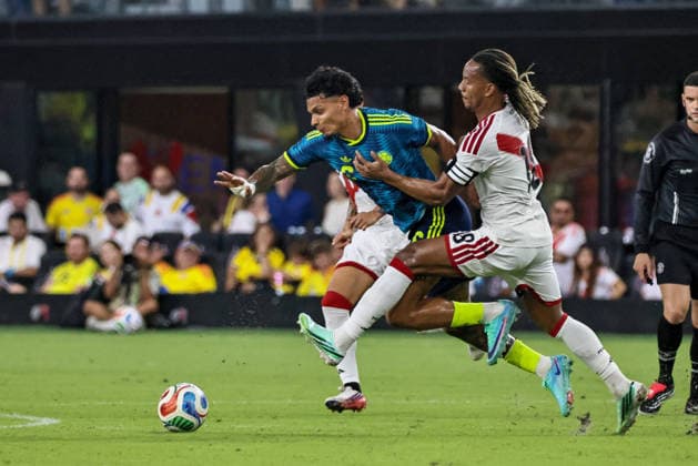 MIAMI, FL - OCTOBER 06: Richard Rios 6 of Colombia and Andre Cariillo 18 of Peru battle for a ball during an International Friendly, Länderspiel, Nationalmannschaft soccer match between Colombia and Peru at NU Stadium on October 06, 2026 in Miami, Florida.(Photo by Chris Arjoon Icon Sportswire) SOCCER: OCT 06 Colombia vs Peru EDITORIAL USE ONLY Icon2610060000085