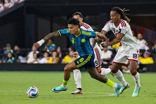 MIAMI, FL - OCTOBER 06: Richard Rios 6 of Colombia and Andre Cariillo 18 of Peru battle for a ball during an International Friendly, Länderspiel, Nationalmannschaft soccer match between Colombia and Peru at NU Stadium on October 06, 2026 in Miami, Florida.(Photo by Chris Arjoon Icon Sportswire) SOCCER: OCT 06 Colombia vs Peru EDITORIAL USE ONLY Icon2610060000086