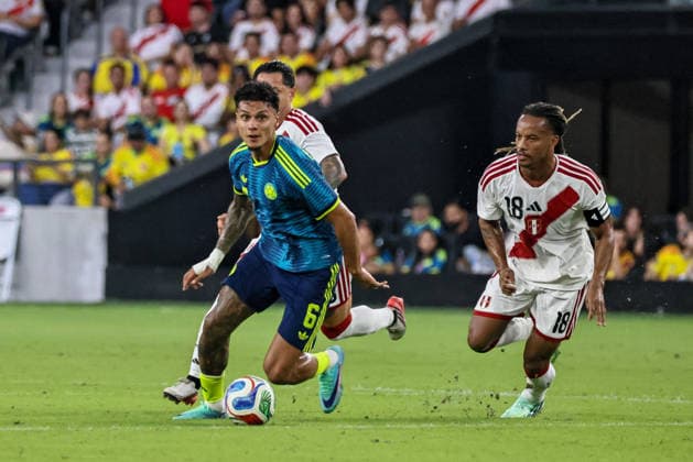 MIAMI, FL - OCTOBER 06: Richard Rios 6 of Colombia and Andre Cariillo 18 of Peru battle for a ball during an International Friendly, Länderspiel, Nationalmannschaft soccer match between Colombia and Peru at NU Stadium on October 06, 2026 in Miami, Florida.(Photo by Chris Arjoon Icon Sportswire) SOCCER: OCT 06 Colombia vs Peru EDITORIAL USE ONLY Icon2610060000087