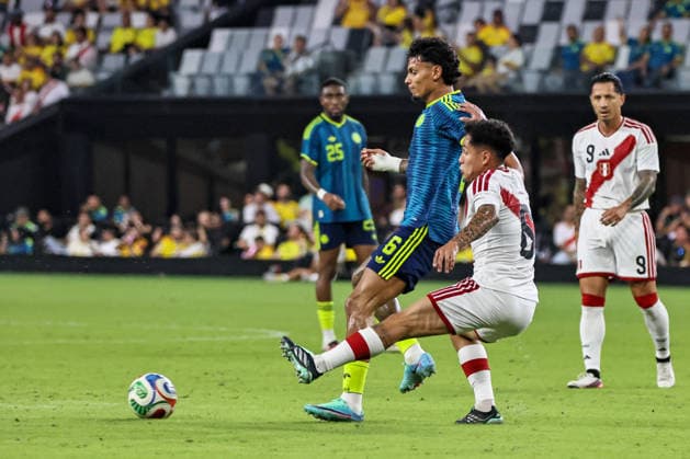 MIAMI, FL - OCTOBER 06: Richard Rios 6 of Colombia and Jesus Pretell 6 of Peru battle for a ball during an International Friendly, Länderspiel, Nationalmannschaft soccer match between Colombia and Peru at NU Stadium on October 06, 2026 in Miami, Florida.(Photo by Chris Arjoon Icon Sportswire) SOCCER: OCT 06 Colombia vs Peru EDITORIAL USE ONLY Icon2610060000096
