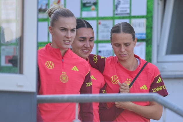 Eppelheim, Deutschland: 07.10.2026 - Deutsche Fußballnationalmannschaft der Frauen - Training - Testspiel Deutschland vs. Australien Im Bild: v.li. Laura Freigang (Deutschland), Bibiane Schulze Solano (Deutschland) und Klara Bühl Buehl (Deutschland) Copyright: HMBxMedia MadeleinexFantini