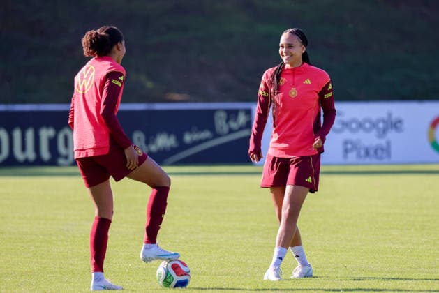 Eppelheim, Deutschland: 07.10.2026 - Deutsche Fußballnationalmannschaft der Frauen - Training - Testspiel Deutschland vs. Australien Im Bild: v.li. Cora Zicai (Deutschland) und Lisa Baum (Deutschland) Copyright: HMBxMedia MadeleinexFantini