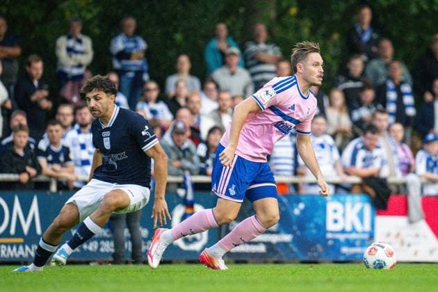 Niederrheinpokal SV Blau-Weiß Dingden - MSV Duisburg ** NUR FÜR REDAKTIONELLE ZWECKE ** EDITORIAL USE ONLY **<p>Fußball Niederrheinpokal SV Blau-Weiß Dingden - MSV Duisburg am 07.10.26 am Sportplatz am Höingsweg in Hamminkeln Aljaz Casar ( Duisburg ) Duisburg Copyright: JakobxKlos