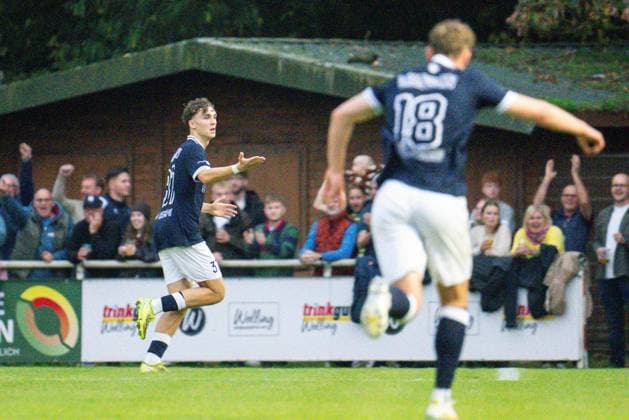 Niederrheinpokal SV Blau-Weiß Dingden - MSV Duisburg ** NUR FÜR REDAKTIONELLE ZWECKE ** EDITORIAL USE ONLY **<p>Fußball Niederrheinpokal SV Blau-Weiß Dingden - MSV Duisburg am 07.10.26 am Sportplatz am Höingsweg in Hamminkeln Torjubel zum 1:0 durch Fabrice Kempe Duisburg Copyright: JakobxKlos