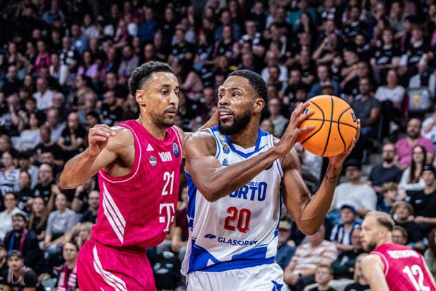 Xeyrius Williams (FC Porto, 20) vs Joel Aminu (Telekom Baskets Bonn, 21) Telekom Baskets Bonn vs. FC Porto, Basketball, Basketball Champions League, 01. Spieltag, 2026 2027, 07.10.2026 Telekom Baskets Bonn vs. FC Porto, Basketball, Basketball Champions League, 01. Spieltag, 2026 2027, 07.10.2026 Bonn Copyright: xEibner-Pressefoto GerhardxWingenderx EP_GWR