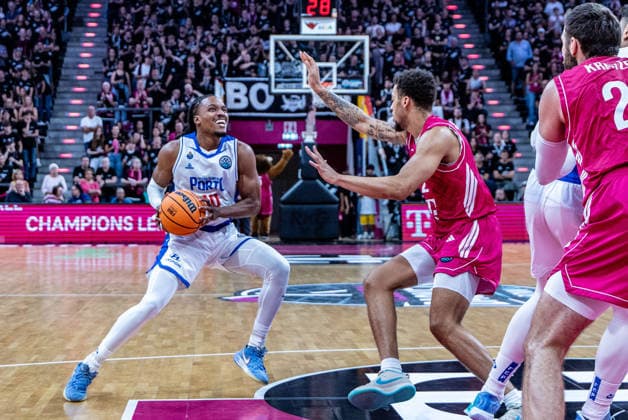 James Woodard (FC Porto, 10) vs Alijah Comithier (Telekom Baskets Bonn, 02) Telekom Baskets Bonn vs. FC Porto, Basketball, Basketball Champions League, 01. Spieltag, 2026 2027, 07.10.2026 Telekom Baskets Bonn vs. FC Porto, Basketball, Basketball Champions League, 01. Spieltag, 2026 2027, 07.10.2026 Bonn Copyright: xEibner-Pressefoto GerhardxWingenderx EP_GWR